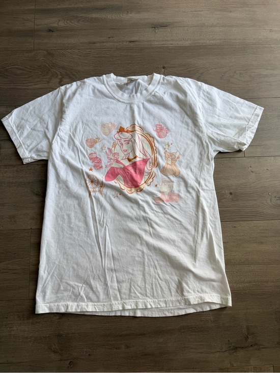 Comfort Colors Tops - Disneys Aurora/Sleeping Beauty graphic t-shirt - size large